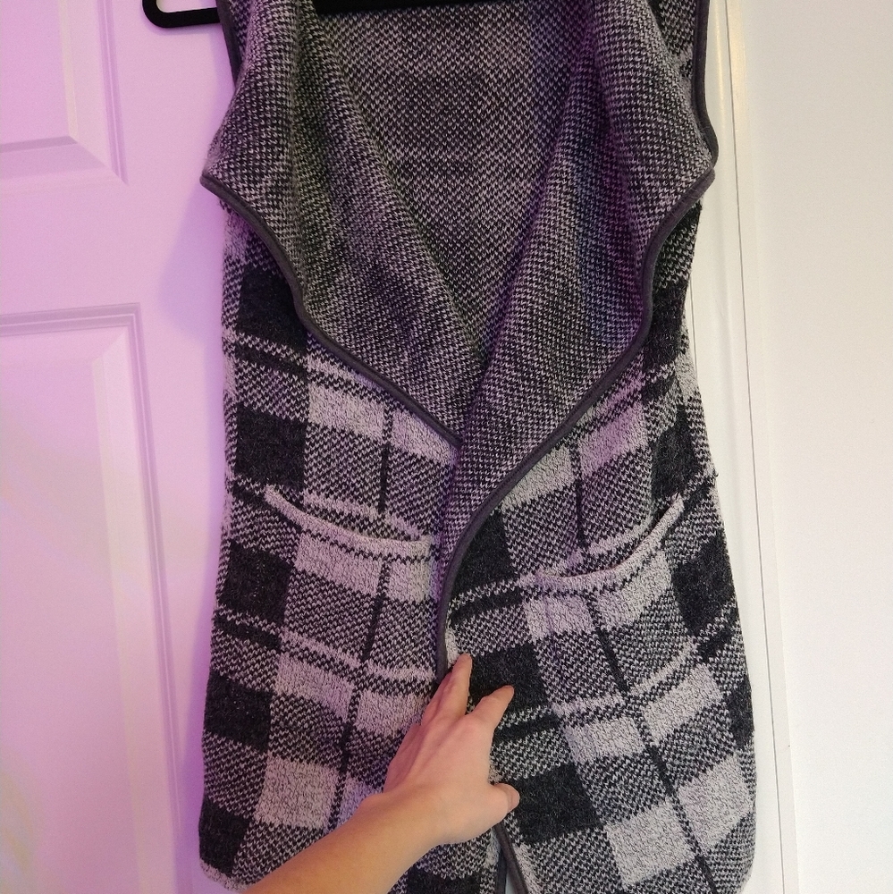 Yaira Med plaid sweater vest, below waist-mid thigh, pleated back